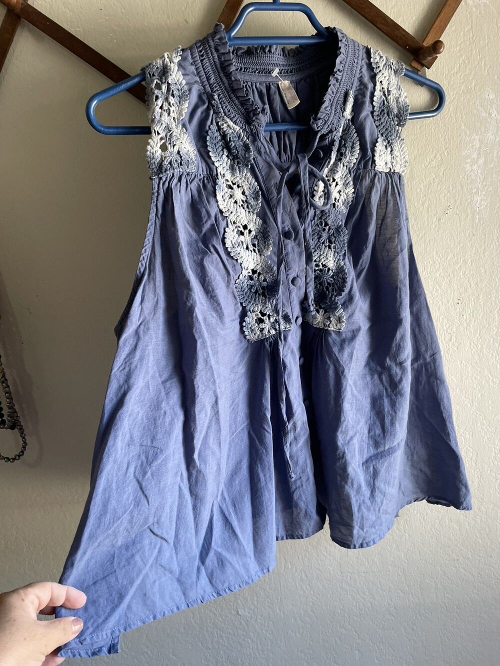 • Free People Women’s Sleeveless Button Up Floral Embroidered Crop Top XS Blue